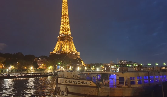 Réveillon en Croisière : Soirée et Dîner sur une authentique péniche parisienne