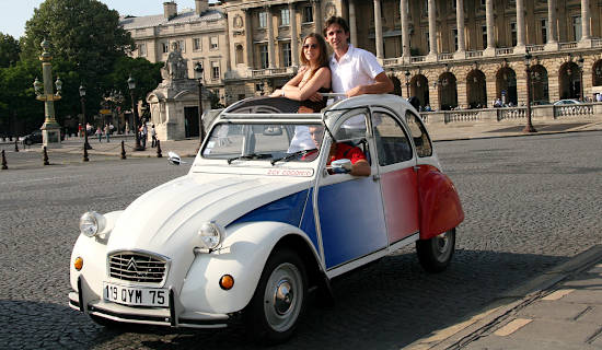 Romantic ride in Montmartre off the beaten track in a 2CV