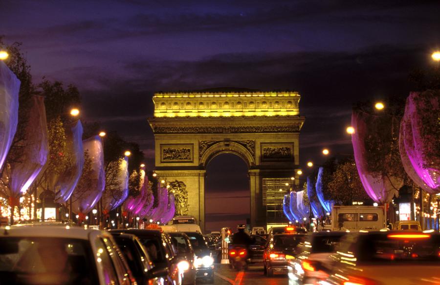 France, Paris. Trafic Nocturne Et Tour Eiffel Lumineuse